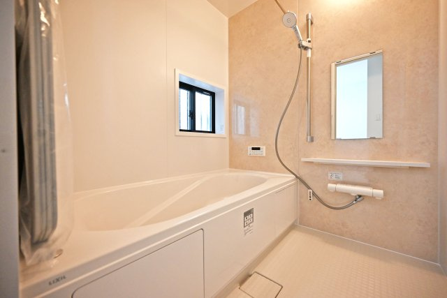 ハートフルタウン伊丹市奥畑2丁目新築一戸建て│3LDK+駐車2台可(車種制限有)の浴室|1階浴室の内観写真です。浴室暖房乾燥機付きのユニットバス。小窓付きで広々としており、1日の疲れをしっかり癒せる空間となっております。