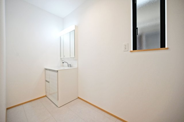 ハートフルタウン伊丹市奥畑2丁目新築一戸建て│3LDK+駐車2台可(車種制限有)の独立洗面台|1階洗面台は3面鏡裏収納付きのドレッサーを採用しています。小窓も設けているため、電気乾燥機等によりこもる湿気もしっかり排出できます。