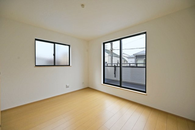 ハートフルタウン伊丹市奥畑2丁目新築一戸建て│3LDK+駐車2台可(車種制限有)の洋室|2階主寝室想定に入ってすぐの内観写真です。 2面採光の為、採光通風ともに良好です。