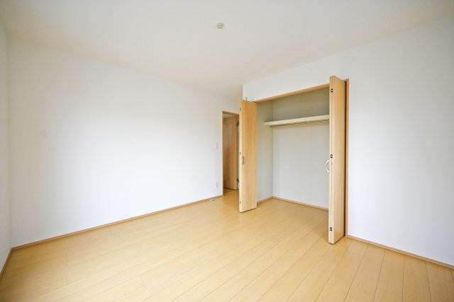 ハートフルタウン伊丹市奥畑2丁目新築一戸建て│3LDK+駐車2台可(車種制限有)の洋室|-主寝室(2F)- 各居室、収納庫内には枕棚とハンガーレールを配置しています。 限られた収納スペースでもすっきりと片付けることが出来ます。