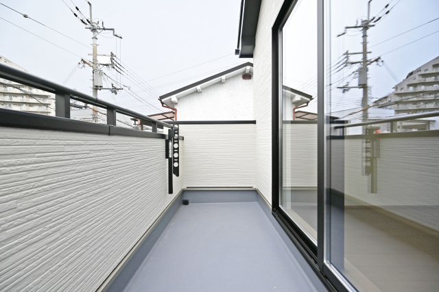 ハートフルタウン伊丹市奥畑2丁目新築一戸建て│3LDK+駐車2台可(車種制限有)のバルコニー|2階バルコニーです。 物干竿金具が備え付けられています。