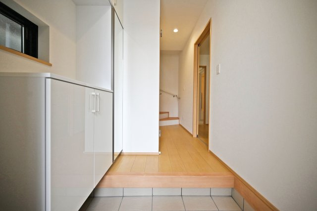 ハートフルタウン伊丹市奥畑2丁目新築一戸建て│3LDK+駐車2台可(車種制限有)の玄関|1階玄関に入ってすぐの内観写真です。 上部まで収納があるシューズBOX付き。 毎日使う玄関回りも常に片付いた状態を維持できそうです。