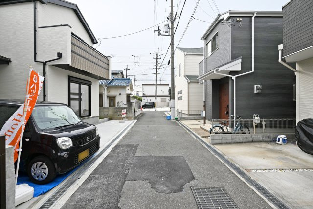 ハートフルタウン伊丹市奥畑2丁目新築一戸建て│3LDK+駐車2台可(車種制限有)の前面道路含む現地写真|前面道路幅は西側に約4ｍ幅です。