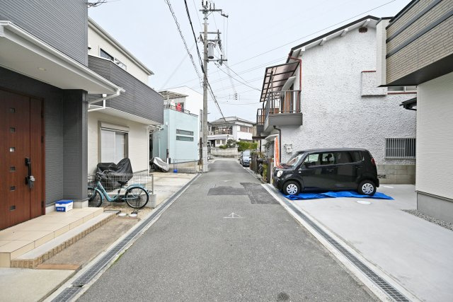 ハートフルタウン伊丹市奥畑2丁目新築一戸建て│3LDK+駐車2台可(車種制限有)の前面道路含む現地写真|前面道路幅は西側に約4ｍ幅です。