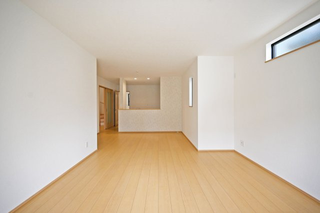 ハートフルタウン伊丹市奥畑2丁目新築一戸建て│3LDK+駐車2台可(車種制限有)の居間・リビング|1階LDKをリビング側から正面に撮影した内観写真です。LDKは約18帖でゆとりある広さです。インテリア配置に困らない間取り設計に加え、お子様のいる世帯に必要な部屋数を備えた物件です。