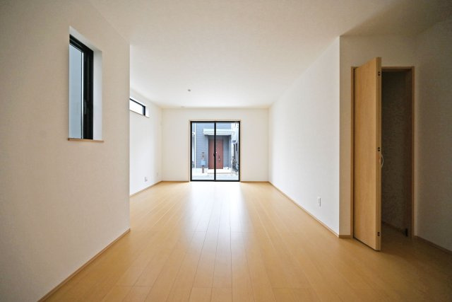 ハートフルタウン伊丹市奥畑2丁目新築一戸建て│3LDK+駐車2台可(車種制限有)の居間・リビング|1階LDKをキッチン側から正面撮影した内観写真です 。広さは約18帖で未就学児も含む4人家族がゆとりをもって過ごすには十分の1棟です。