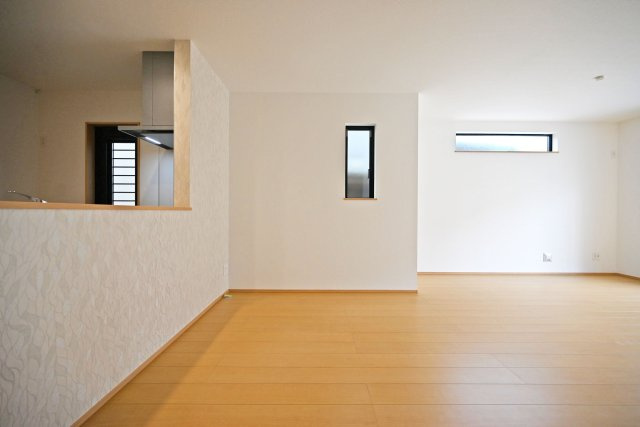 ハートフルタウン伊丹市奥畑2丁目新築一戸建て│3LDK+駐車2台可(車種制限有)の居間・リビング|1階LDKをダイニング側から撮影した内観写真です。ナチュラルテイストな内装はどんな家具も合わせやすく、お好みのインテリアコーディネートをお楽しみいただけます。