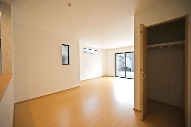 ハートフルタウン伊丹市奥畑2丁目新築一戸建て│3LDK+駐車2台可(車種制限有)の居間・リビング|1階リビングには収納庫付きで収納庫内には枕棚とハンガーレールを配置しています。 限られた収納スペースでもすっきりと片付けることが出来ます。