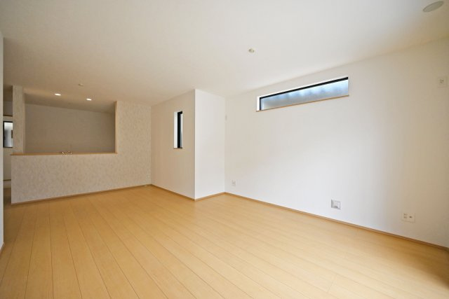 ハートフルタウン伊丹市奥畑2丁目新築一戸建て│3LDK+駐車2台可(車種制限有)の居間・リビング|キッチンは対面式ながらカウンタータイプの為手元を隠しながら調理とコミュニケーションの両立が可能。実用性と意匠性を兼ね備えたLDKに仕上がりました。キッチンからの配膳効率も良いのが魅力です。