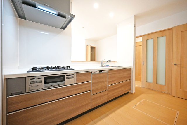 ハートフルタウン伊丹市奥畑2丁目新築一戸建て│3LDK+駐車2台可(車種制限有)のキッチン|1階キッチンの奥側から撮影した内観写真です。 キッチンは2550mm幅のシステムキッチンを導入しています。