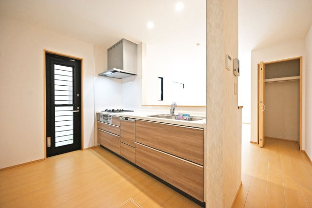 ハートフルタウン伊丹市奥畑2丁目新築一戸建て│3LDK+駐車2台可(車種制限有)のキッチン|1階キッチンユニット越しに撮影した内観写真です。 キッチンに小窓が設けており、調理で煙だらけになってもすぐに換気できます。