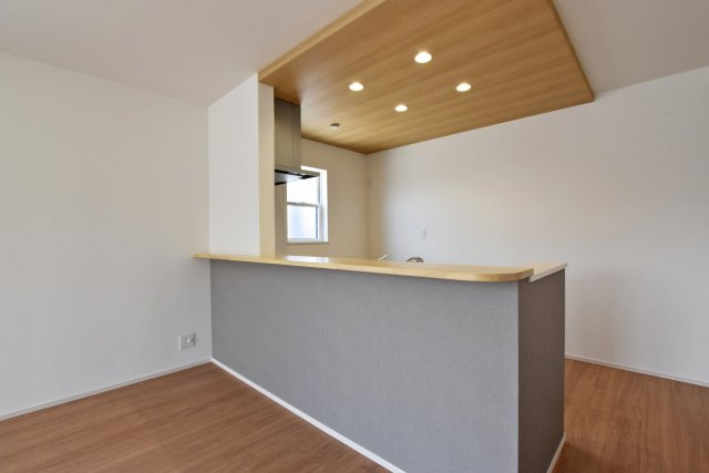 ファーストタウン伊丹市堀池2丁目新築一戸建て全2区画│2SLDK+駐車1台可のダイニング|コンロ前袖壁付カウンター造作のキッチンです。上部には折り下げ天井、ダウンライトを採用し、作業性とデザイン性を向上させています。