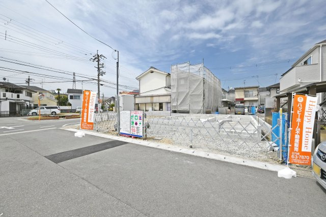 ファーストタウン伊丹市堀池2丁目新築一戸建て│2SLDK+駐車1台可の外観|阪急伊丹線「新伊丹」駅徒歩24分の立地、2026年5月完成予定となっております。同社施工のご案内が即日可能です。皆様のご連絡を心よりお待ちしております。