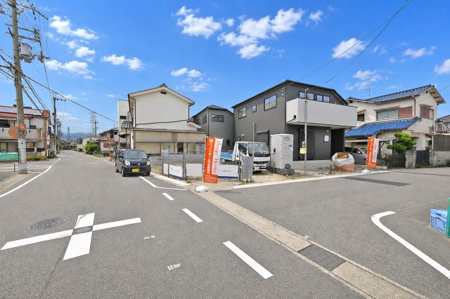 ファーストタウン伊丹市堀池2丁目新築一戸建て全2区画│2SLDK+駐車1台可の前面道路含む現地写真|南側道路幅員幅は約6.9ｍ幅です。