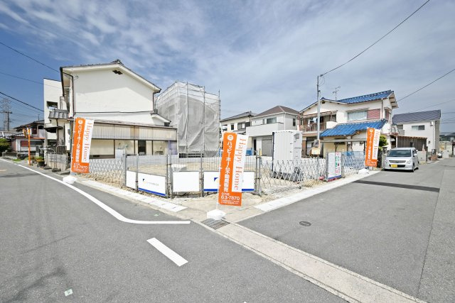 ファーストタウン伊丹市堀池2丁目新築一戸建て│2SLDK+駐車1台可の外観|角地を含む全2区画が新規分譲開始致しました。
2号地は土地販売予定です。