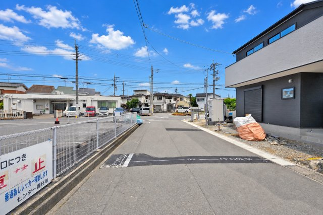 ファーストタウン伊丹市堀池2丁目新築一戸建て全2区画│2SLDK+駐車1台可の前面道路含む現地写真|東側道路幅員幅は約5.9ｍ幅です。