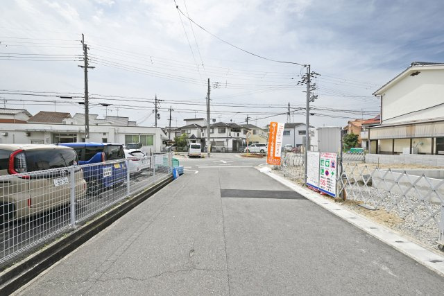 ファーストタウン伊丹市堀池2丁目新築一戸建て│2SLDK+駐車1台可の前面道路含む現地写真|東側道路幅員幅は約5.9ｍ幅です。