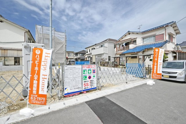 ファーストタウン伊丹市堀池2丁目新築一戸建て│2SLDK+駐車1台可の前面道路含む現地写真|南側道路幅員幅は約6.9ｍ幅です。