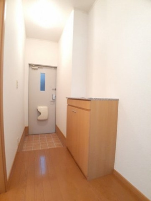 【玄関】 | ラフィーネ関戸Ⅱ | 収納もある玄関です