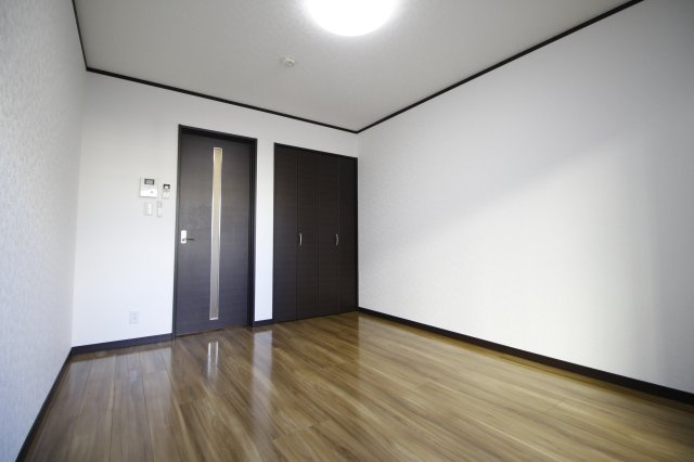 AQUE3の内装|落ち着いた色調の寝室です