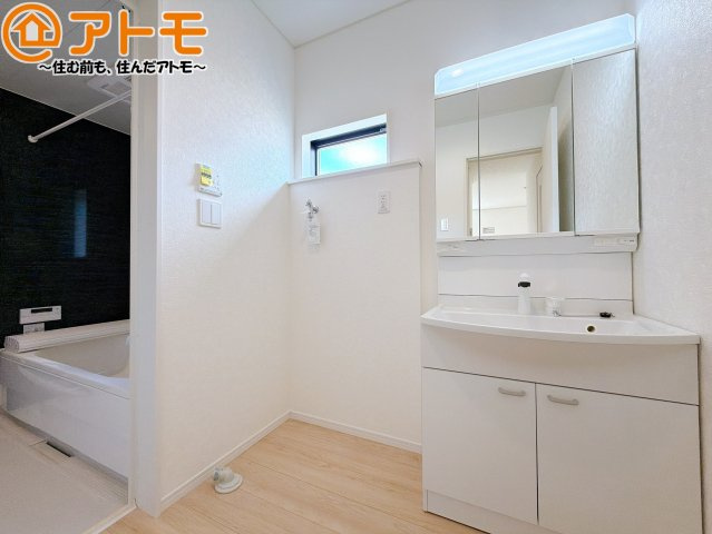【独立洗面台】 | 藤枝市上当間第2　新築戸建　全1棟 | シャワータイプの洗面台は、洗濯物の土汚れなどの予洗いもしやすいため、お子様のいるご家庭でも大活躍！