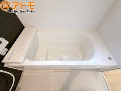 【浴室】 | 藤枝市上当間第2　新築戸建　全1棟 | お子様やお年寄りが使いやすいだけでなく、半身浴にも便利なベンチタイプの湯舟です。お湯の節約にも！