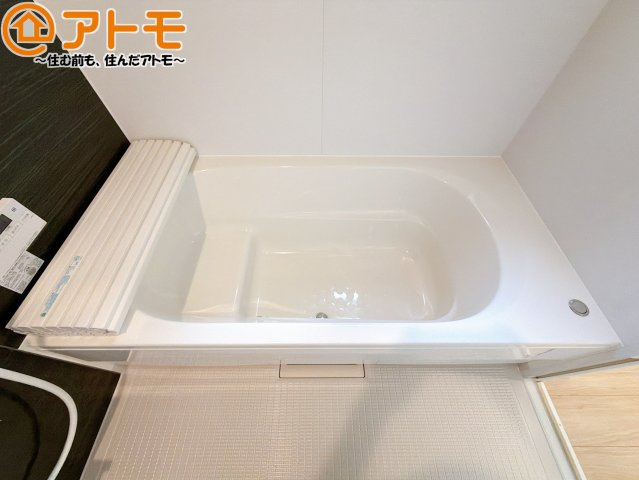 【浴室】 | 藤枝市上当間第2　新築戸建　全1棟 | お子様やお年寄りが使いやすいだけでなく、半身浴にも便利なベンチタイプの湯舟です。お湯の節約にも！