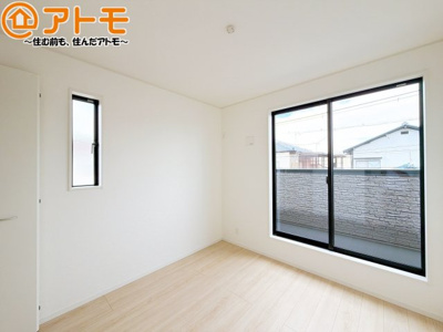 【寝室】 | 藤枝市上当間第2　新築戸建　全1棟 | バルコニーに面したお部屋なので、布団などの大きなものも楽々干せます♪