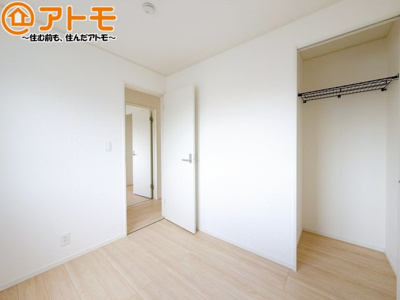 【子供部屋】 | 藤枝市上当間第2　新築戸建　全1棟 | 壁と床がシンプルな色合いだからこそ自分だけの空間を作れます♪お部屋作りのイメージは順調でしょうか♪