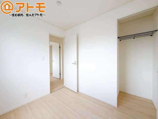 【子供部屋】 | 藤枝市上当間第2　新築戸建　全1棟 | 壁と床がシンプルな色合いだからこそ自分だけの空間を作れます♪お部屋作りのイメージは順調でしょうか♪