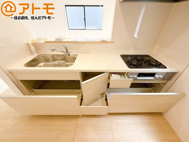 【キッチン】 | 藤枝市上当間第2　新築戸建　全1棟 | 大きなシンクはフライパン等も洗いやすく、蛇口は用途に合わせてシャワーとストレートの切替えが可能です♪