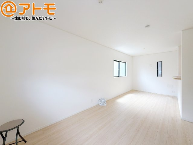 【居間・リビング】 | 藤枝市上当間第2　新築戸建　全1棟 | どんなインテリアにも合いそうなLDKです。家族みんなのお気に入りの空間をつくってくださいね♪
