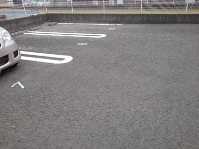 【駐車場】 | スマイルコーポ西乃庄 | 車をお持ちの方に嬉しい駐車場付きの物件です