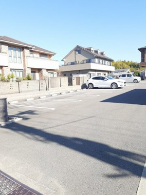 【駐車場】 | サンフェリーチェ | 車をお持ちの方に嬉しい駐車場付きの物件です
