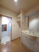 ゆったりとスペースのある洗面所