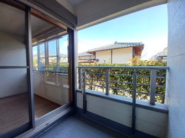 外からの目が気にならないバルコニーで洗濯物が干せます