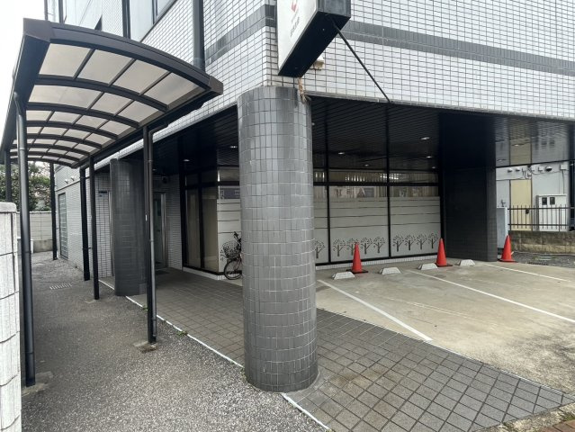 葉山ビルのエントランス