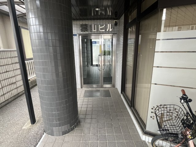 葉山ビルのエントランス