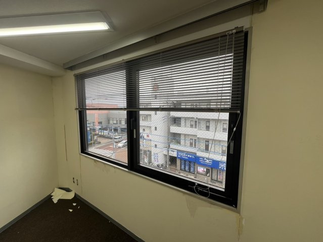 葉山ビルの内装|クロス張替え中