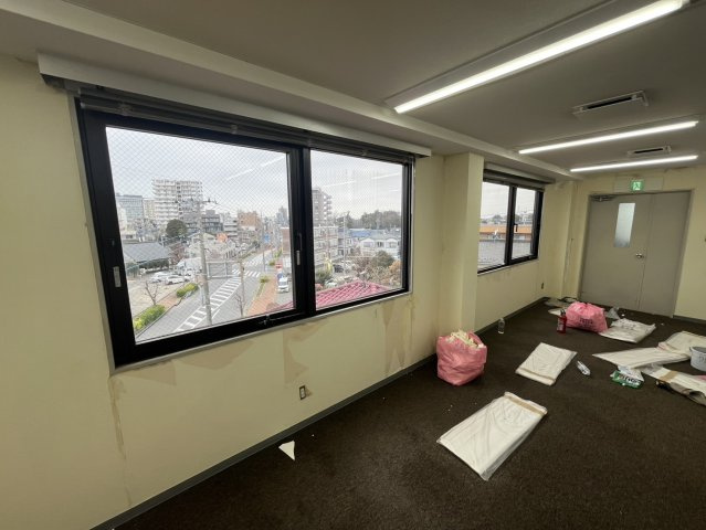 葉山ビルの内装|クロス張替え中