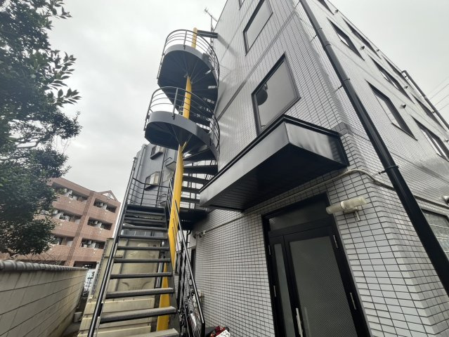 葉山ビルの外観