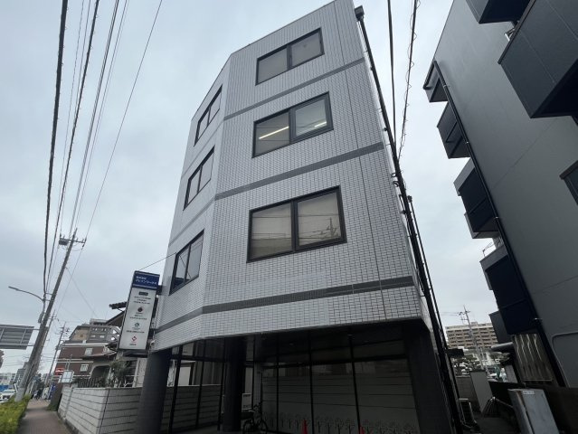 葉山ビルの外観