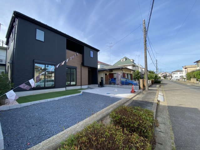 七栄０１期　新築戸建ての前面道路含む現地写真