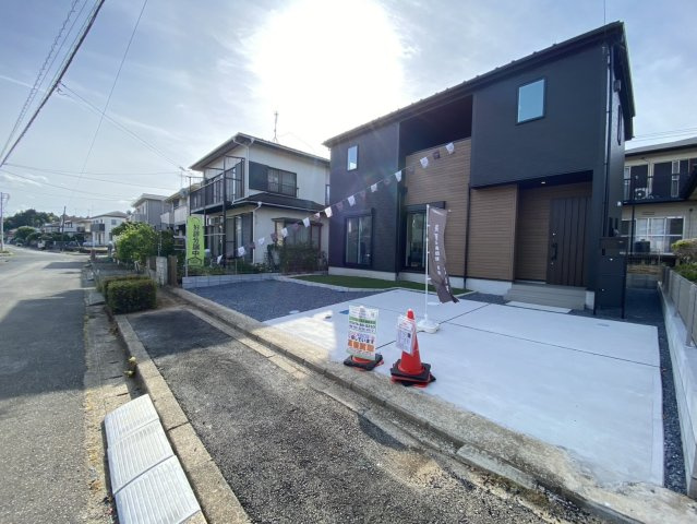 七栄０１期　新築戸建ての前面道路含む現地写真