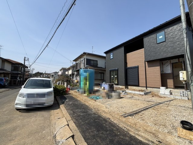 七栄1期　新築戸建ての前面道路含む現地写真