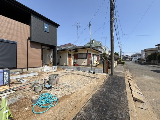 七栄1期　新築戸建ての前面道路含む現地写真
