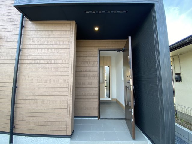 七栄０１期　新築戸建てのエントランス