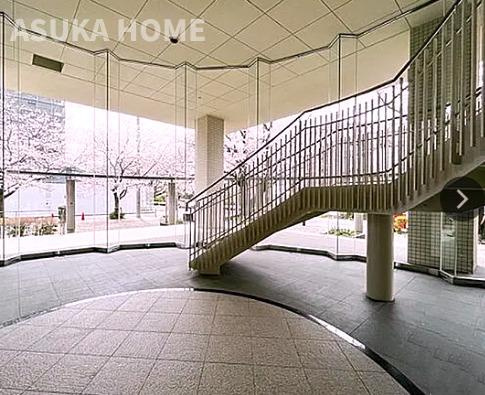 グランフォーレ戸塚ヒルブリーズ壱のその他|柔らかな光が差し込むウインドーは、春になると桜が満開に咲き誇るホールに変身します