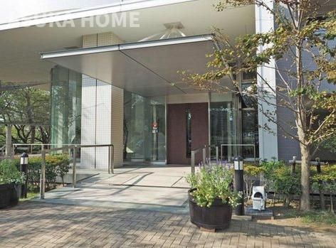 グランフォーレ戸塚ヒルブリーズ壱のエントランス|四季折々の花が咲きそよ風を頬に感じられる素敵なエントランスです。