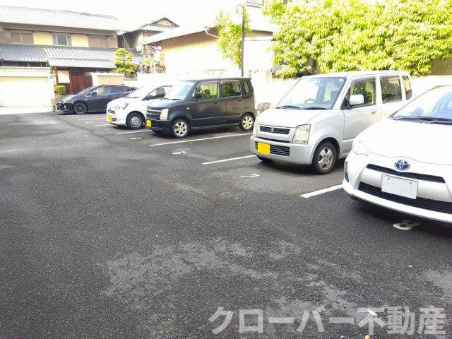 レオパレスウィスタリア坂出の駐車場